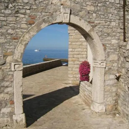 Sandra A4, 80 M From The Apartment Novigrad (Istria)