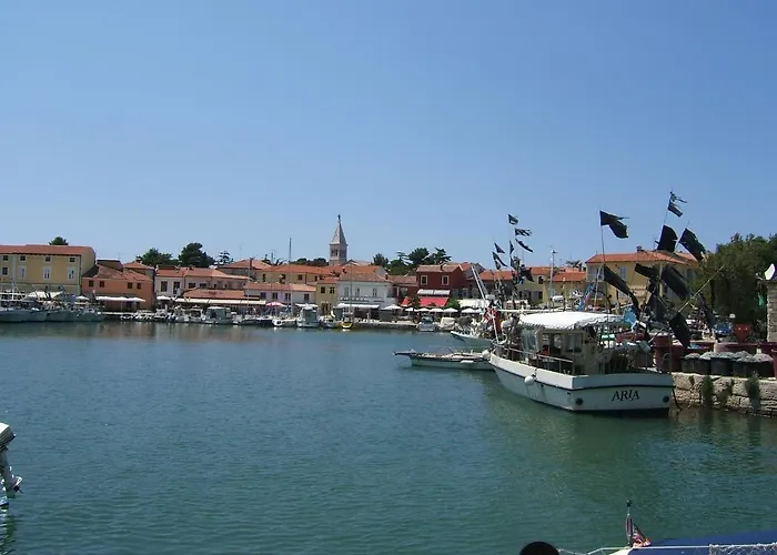 Sandra A4, 80 M From The * Novigrad Istria